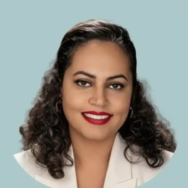 Retrato oficial de María Yafal para el análisis de opiniones de su curso sobre gestión del estrés.